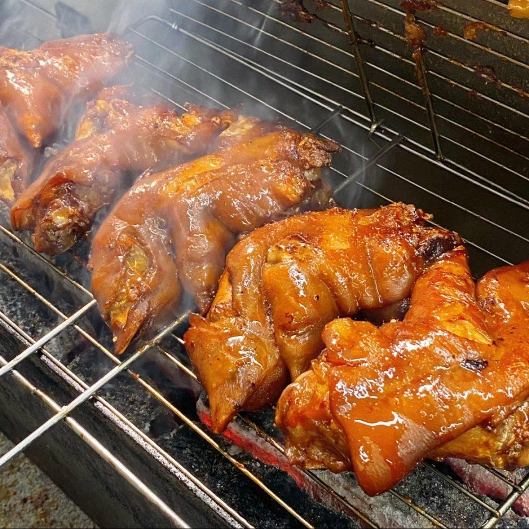 昨天晚上，大哥逛夜市，看到夜式档上烤得出油的香喷喷猪蹄，馋得流口水，问烧烤挡