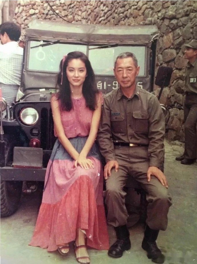 林青霞早期合照，你觉得以她的颜值放在现在能火吗