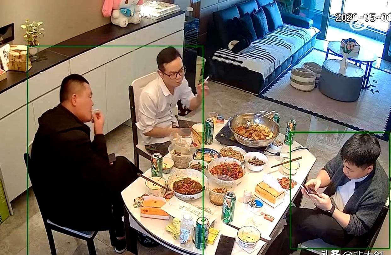 五一假期，老公喊一帮朋友回家喝酒，从中午闹腾到傍晚，老婆忙活半天做了满桌子菜累得