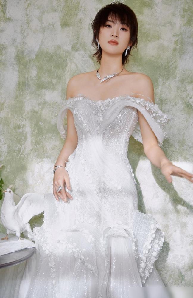 有个问题一直想不明白姚安娜长得高，也挺漂亮的，可是她为什么都不留长头发呢？不