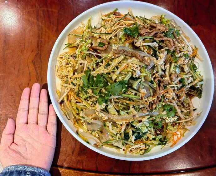 知道东北菜量大，但没想到有这么大！​​​