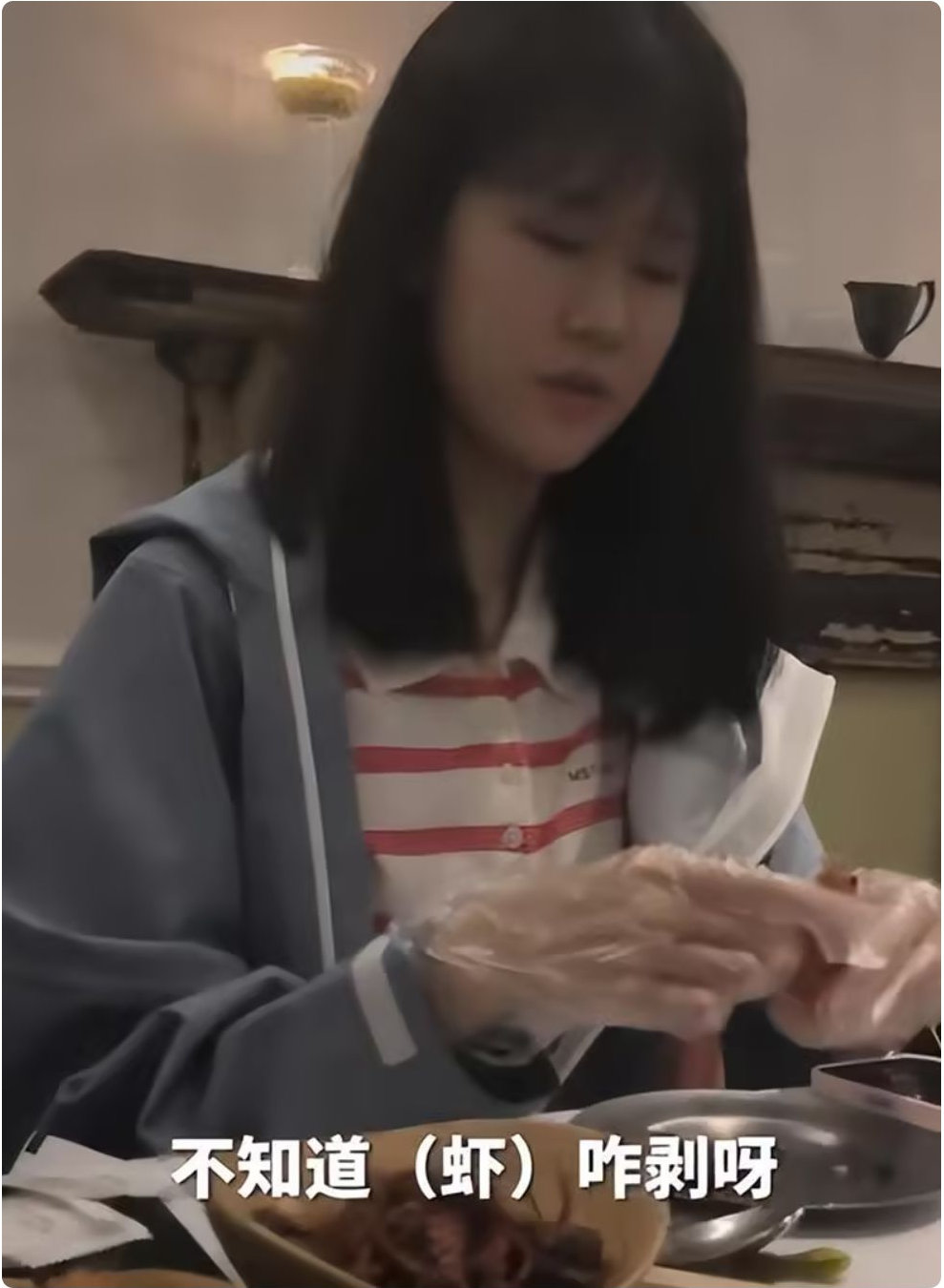 陆毅17岁女儿不会剥虾冲上热搜，学会后将第一只虾喂给爸爸，陆毅：吃到女儿剥的，感