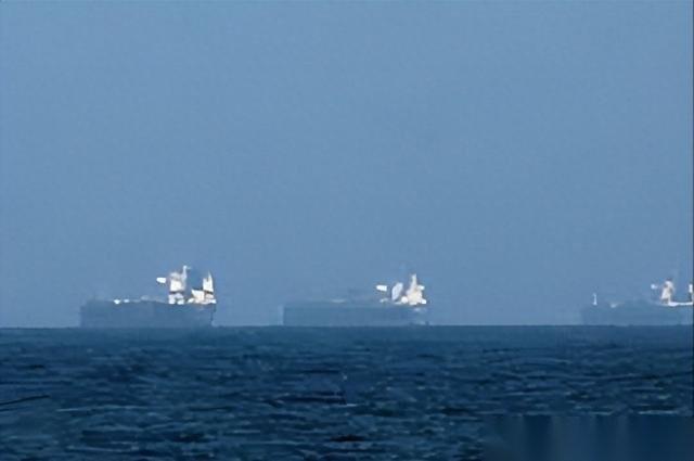 中东一打仗，大伙儿都盯着油井，其实真正的“炸弹”埋在农田里。霍尔木兹海峡一堵，全