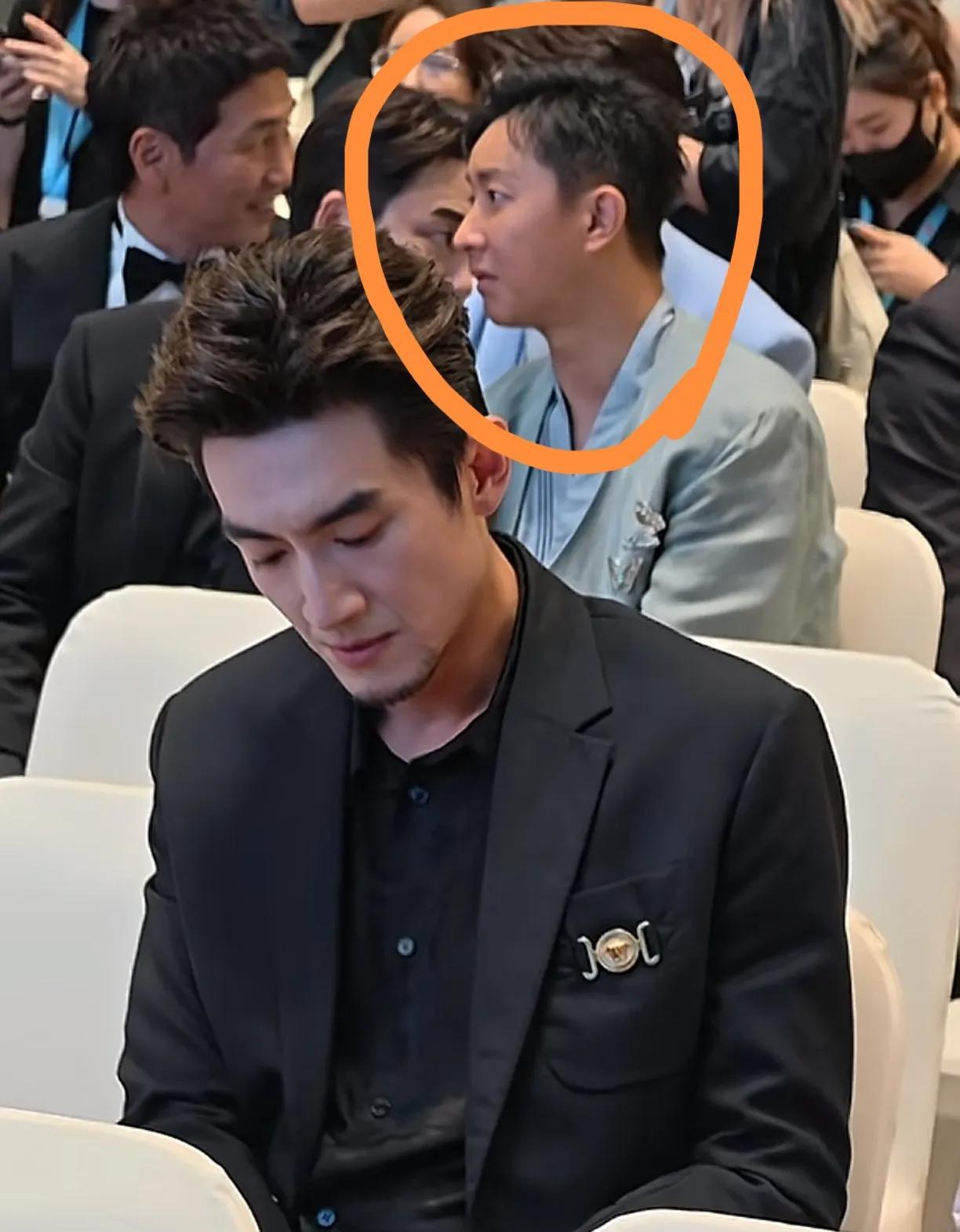 我本来是来看大帅哥林更新的，结果一不小心让我给看到了，发了福的韩庚[捂脸哭]，第一