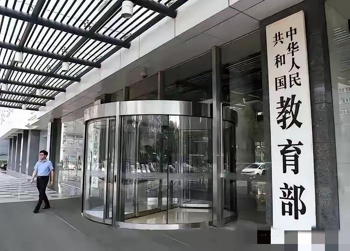 我强烈建议教育部：​​教育界任何人，包括中小学校长、书记、教育局一众人等，只要