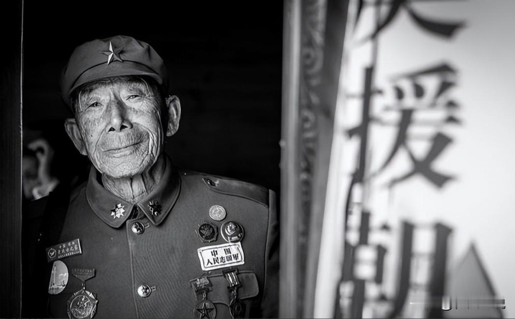 1986年，两名记者到四川万县采风，途中口渴难耐，遂敲开一户老农的院门求水。老农