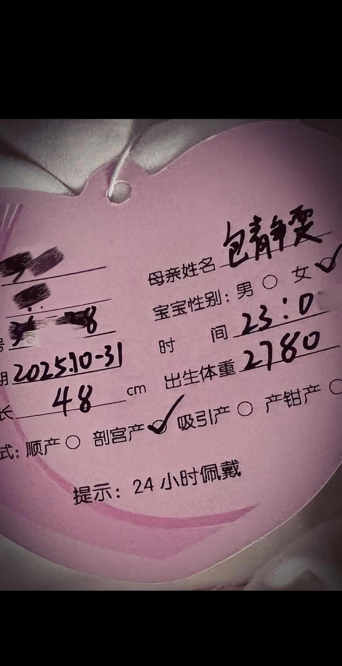 俩剖腹产，一儿一女，肚皮上的疤是勋章。不喊苦，不卖惨，就静静抱着俩娃笑。别人