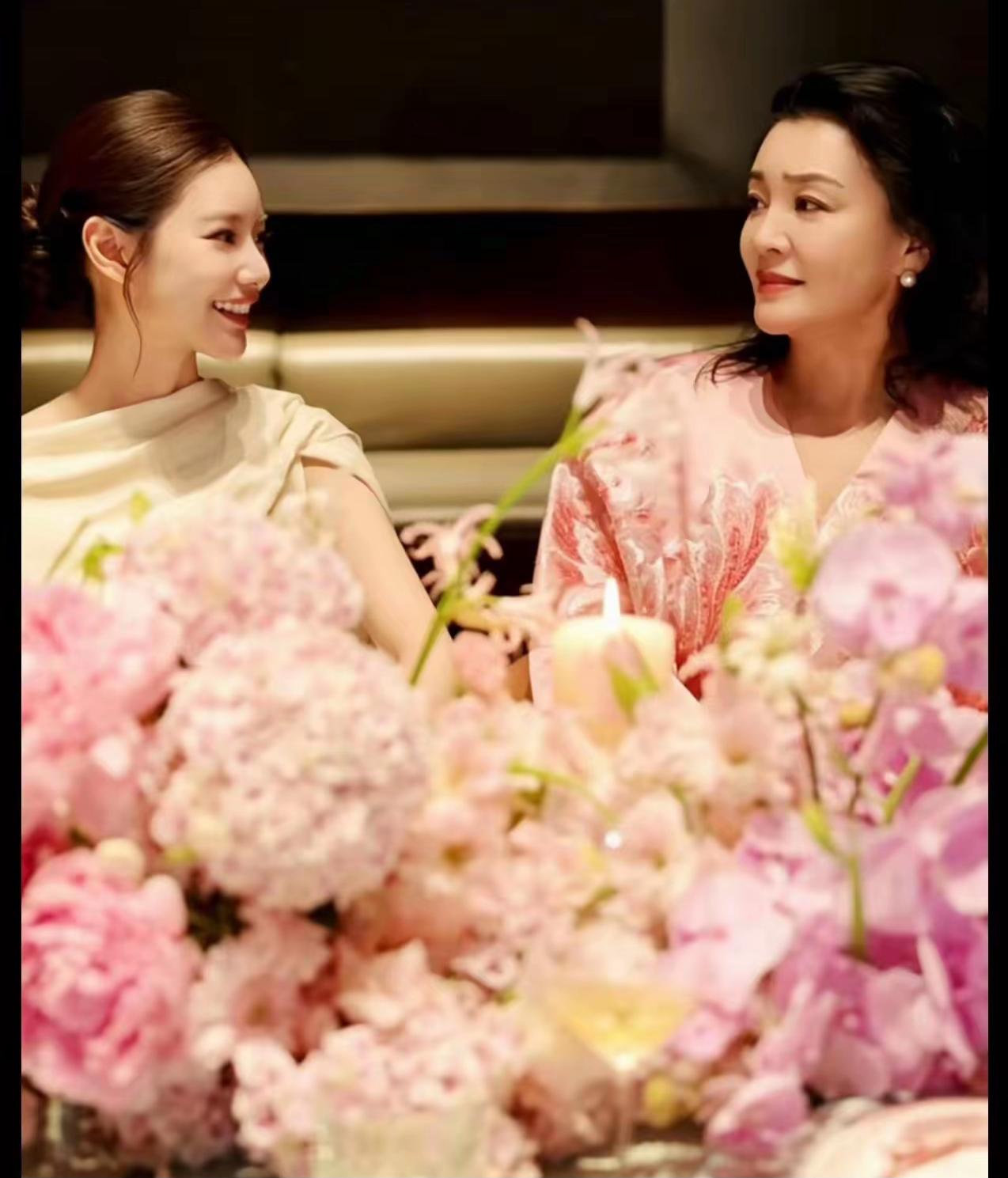 张兰是真的漂亮啊，和年轻媳妇马筱梅在一起也毫不逊色。之前网传她和马筱梅的婆媳关系