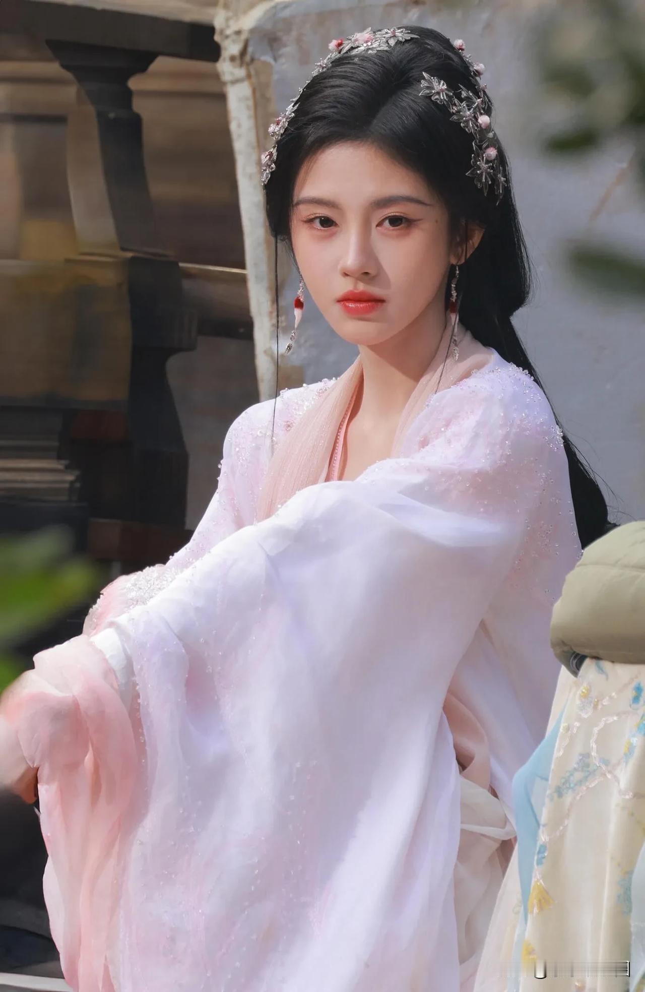 鞠婧祎古装造型真的美！粉纱裙配珠花头饰，美得像从古言里走出来。就算总被说医美假