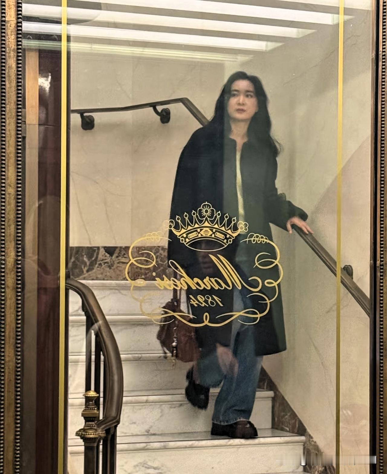 贾玲已经完全是另外一个人了，不再肥胖搞笑，而是高冷时尚！上月有网友在米兰偶遇