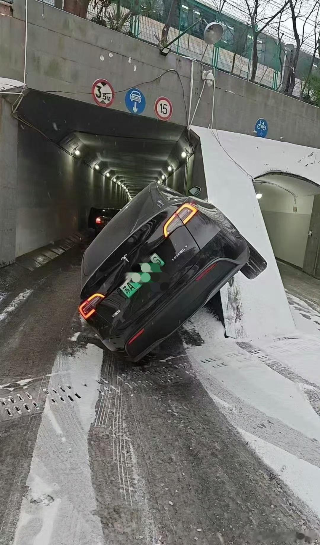 南京下雪这次扫雪没有跟上啊，路上都成了滑雪场，路政估计是都睡着了