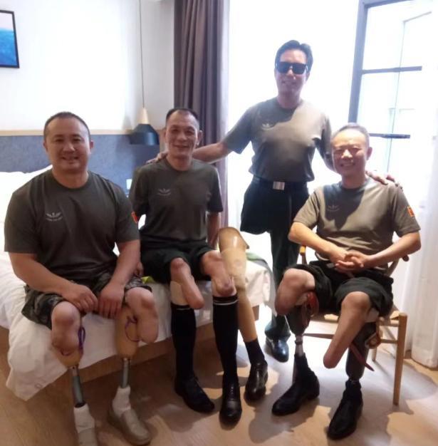 🌞以前看过一个越南老兵的采访视频，他说中国解放军和美国兵的不同!他说他们的