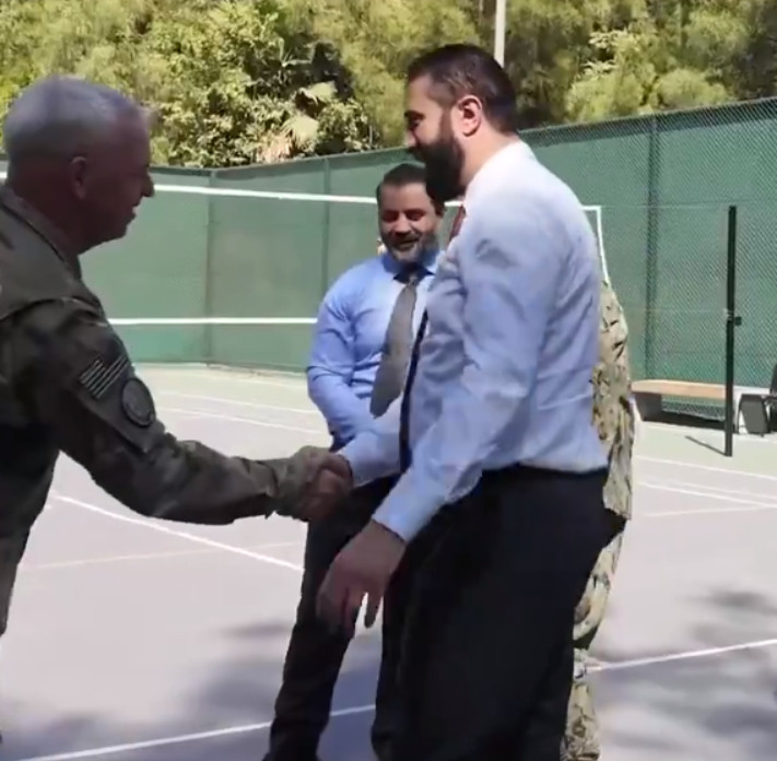 中方投下弃权票后，叙利亚临时总统喜笑颜开，和美军司令一起打篮球庆祝！1月7日，安