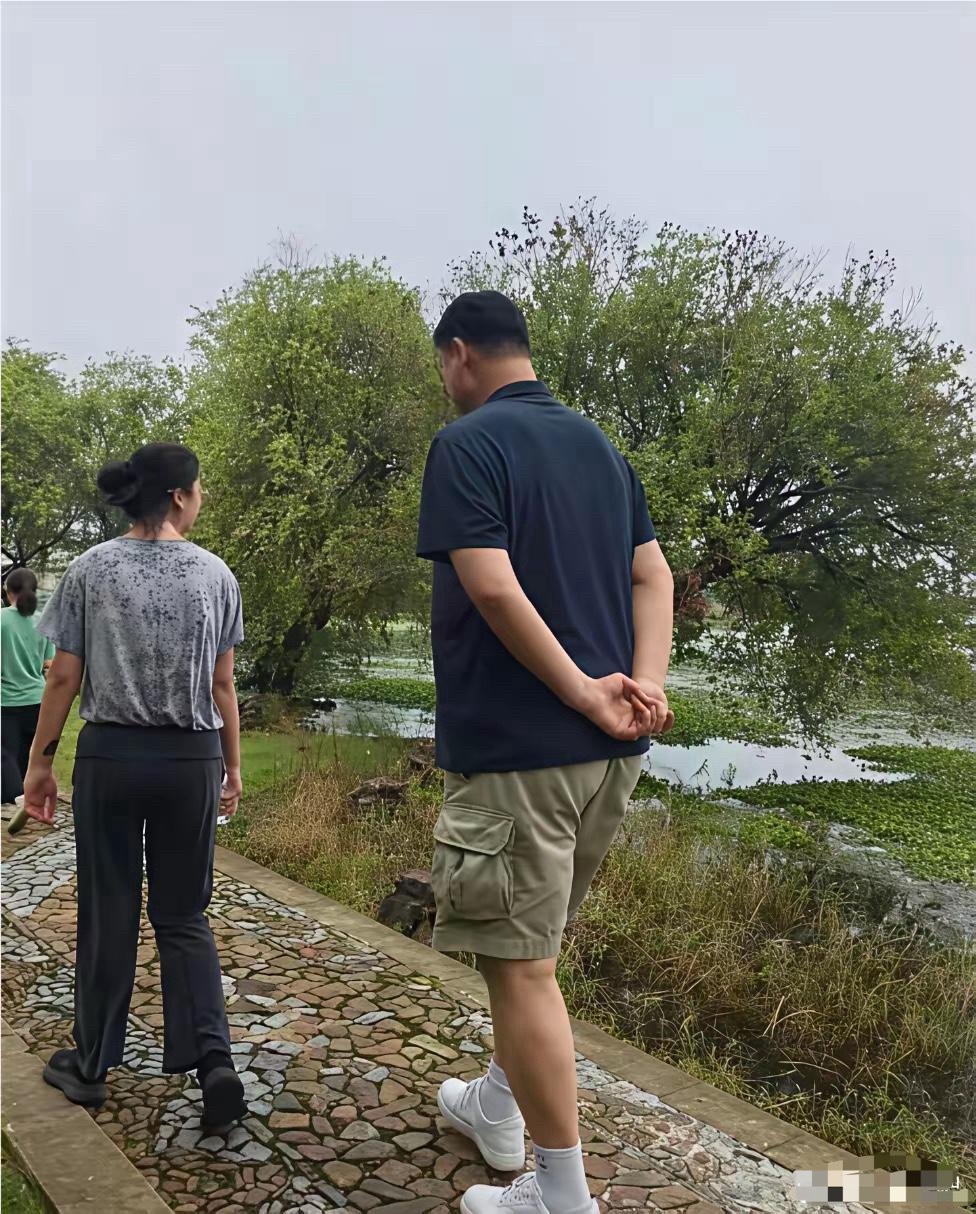 这是姚明的女儿，16岁，2米高，这基因太好了！看照片，已经到她爸爸下巴了，在普通