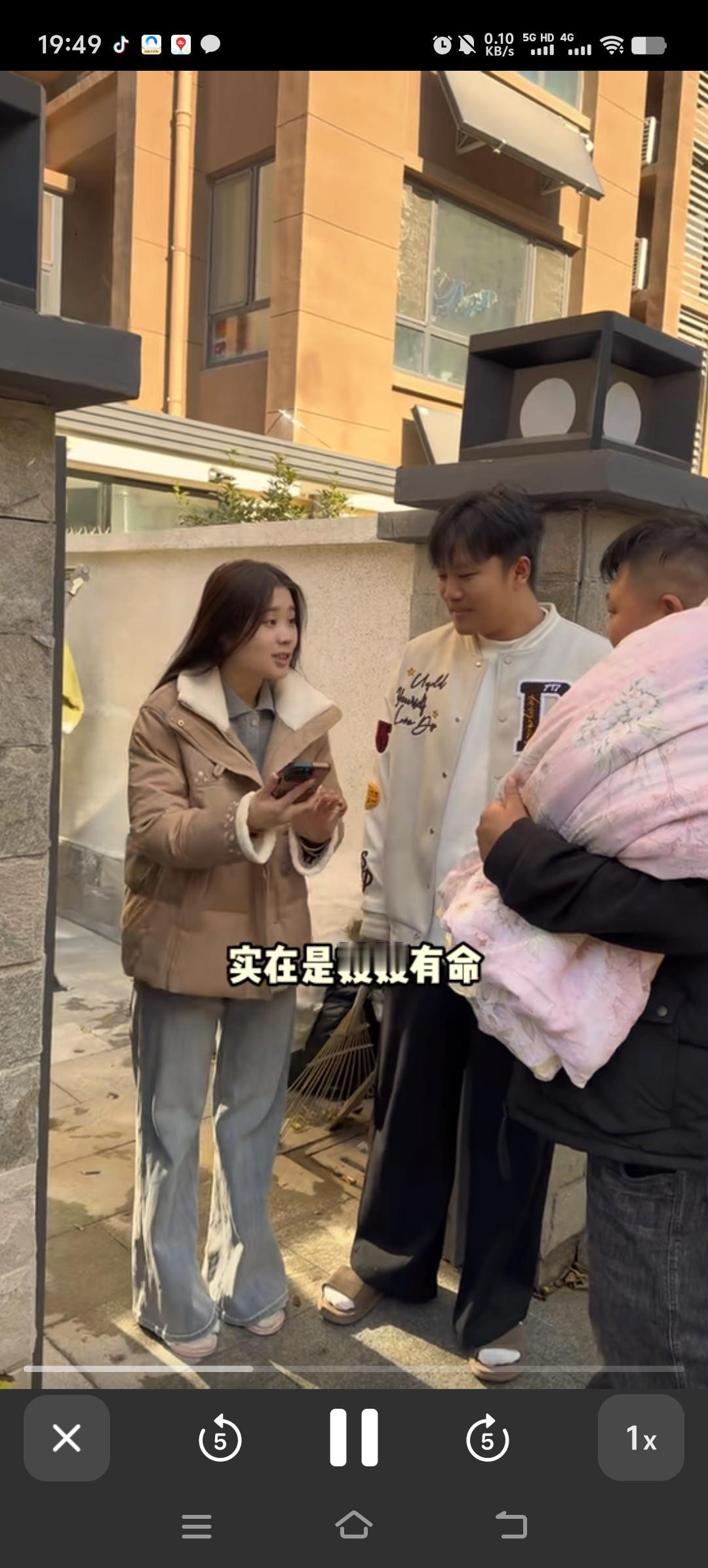 解清帅的哥哥被嫂子赶出了家门，抱着被子来到了解清帅家。当他敲门时，解清帅正在院子