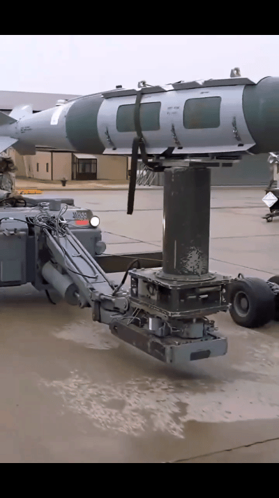 美国空军驻欧洲的地勤人员告诉家里人，自己现在每天要工作16个小时。美国美国空军的