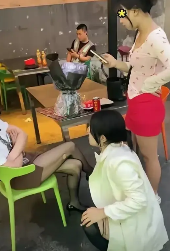 “纠纷就这样发生了”辽宁，凌晨一点钟左右，有三名女子从酒吧门口走出来，直接走到对