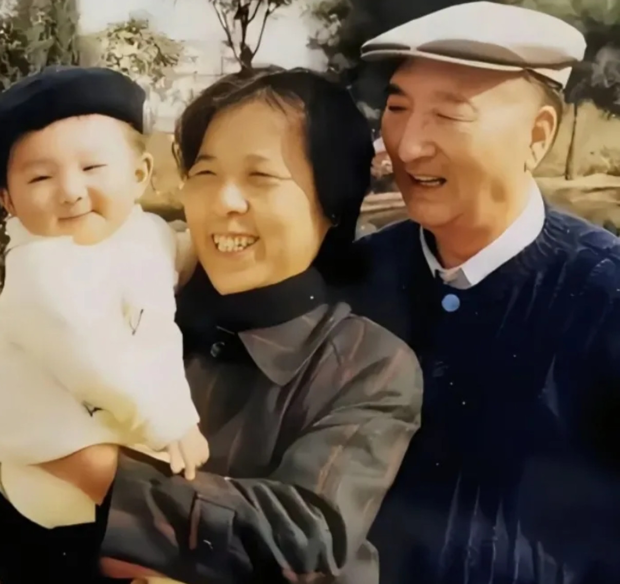 1990年，陈强夫妇抱着一岁大的小孙子陈大愚在公园遛弯时的一张罕见留影，据说大禹