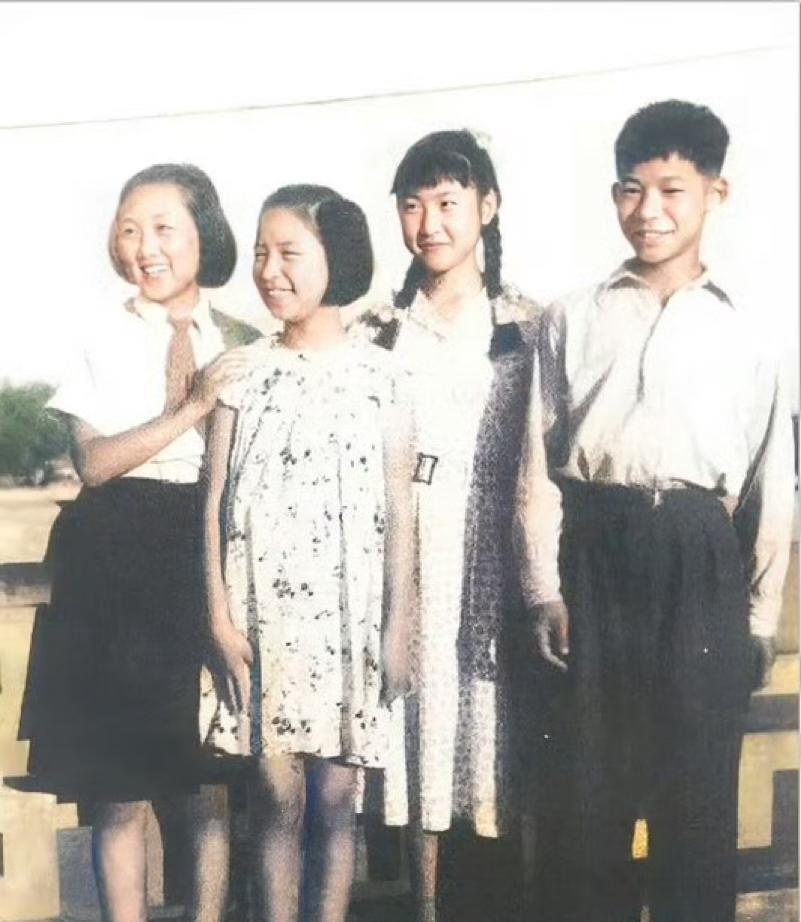 1952年，李讷、周秉德、李敏、陈小达在一起合影。李讷是毛泽东与蓝萍之女，自幼受