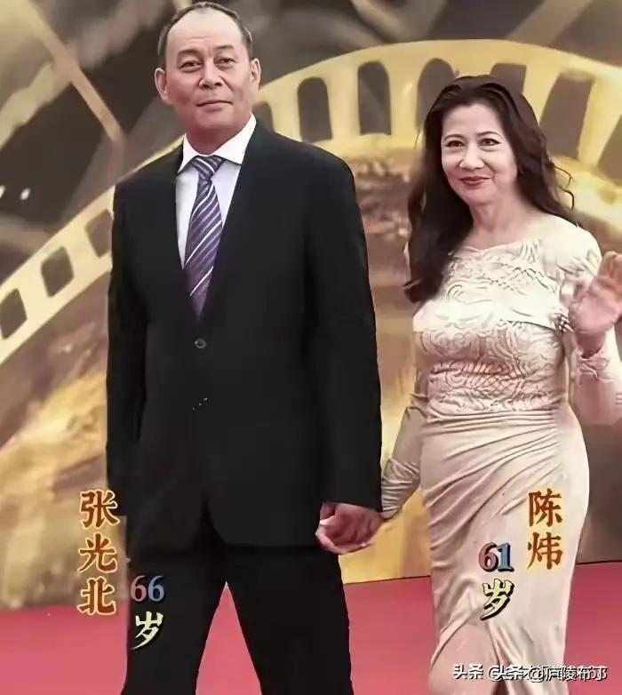 张光北和夫人陈炜出席活动的照片太有看头了。六十多岁的张光北依旧神采飞扬，身姿挺拔
