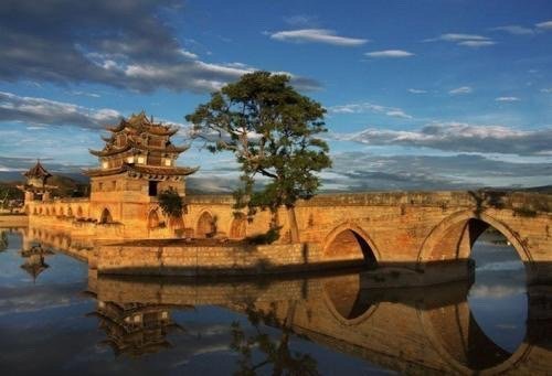 云南·建水古城，不同于带有浓重商业气息的大理、丽江，这里更有云南小城的感觉：静谧