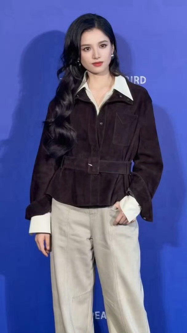 张婧仪紫色眼头高光美神来了，生图这一块儿简直是手拿把掐🤏高级、大气、有气质的公