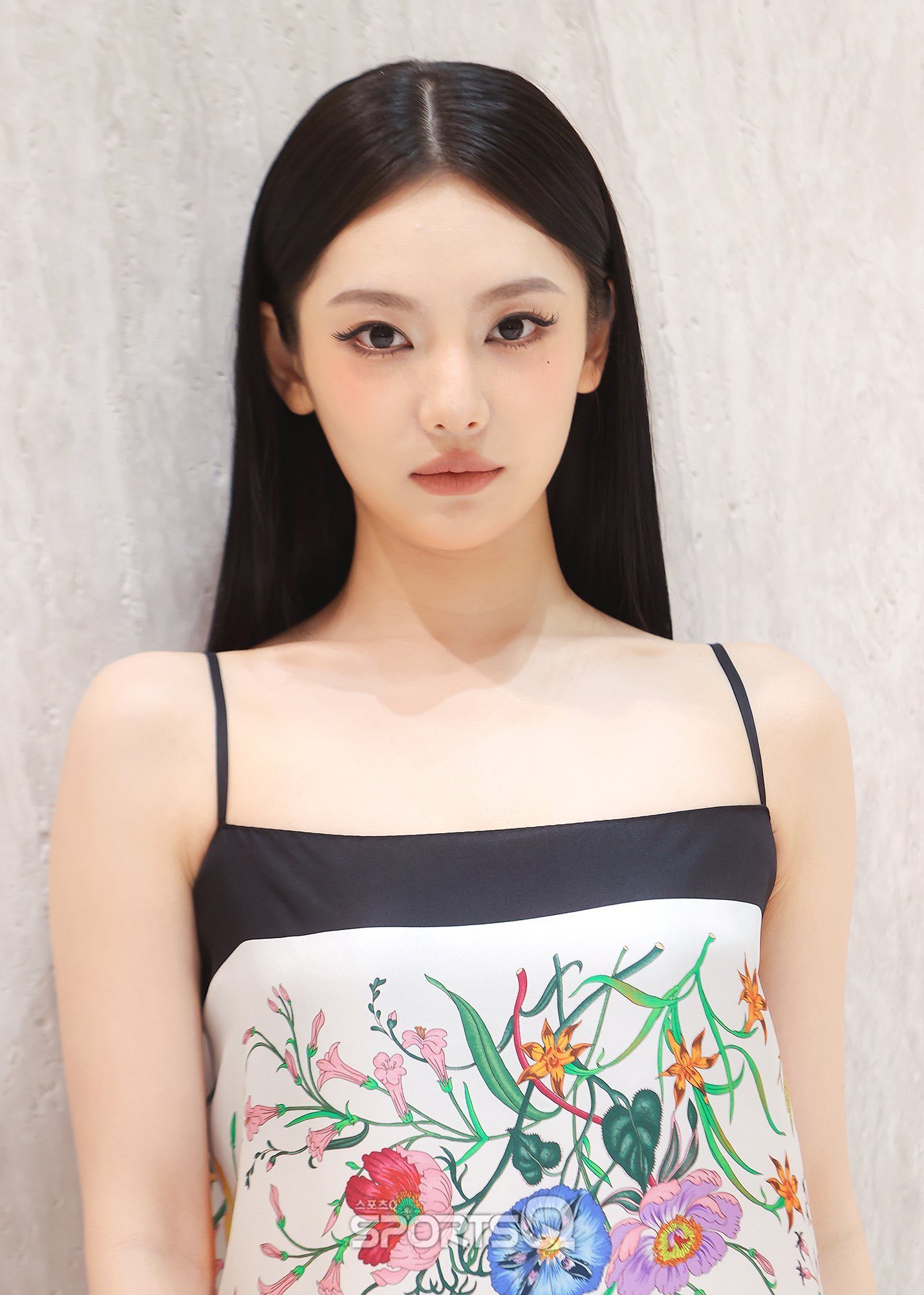 宁艺卓Gucci活动黑长直花卉吊带造型完全是好明媚好灵动的蝴蝶仙女🧚♀️宁艺卓