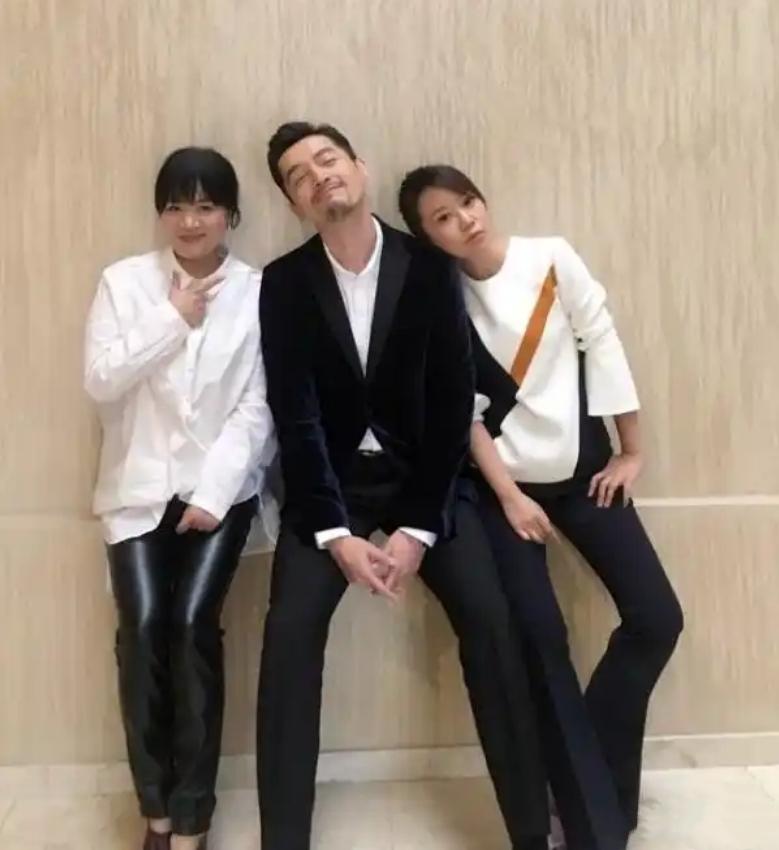这张三人合照，我只认出了双腿修长、柳眉杏眼的闫妮，大家看看中间那位双目轻阖、胡须