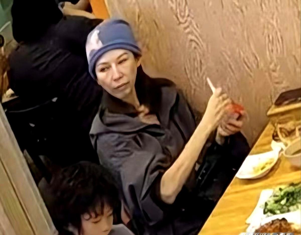 蔡少芬街头没化妆被路人拍下发上网，评论区炸了：这还是当年那个艳压群芳的娘娘吗？照片里没带半点妆，脸颊