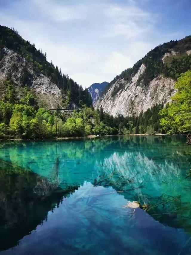 九寨沟的美在国内还没有哪个景点能比的，其实好看的高原湖泊在川西还是很多的，但是像