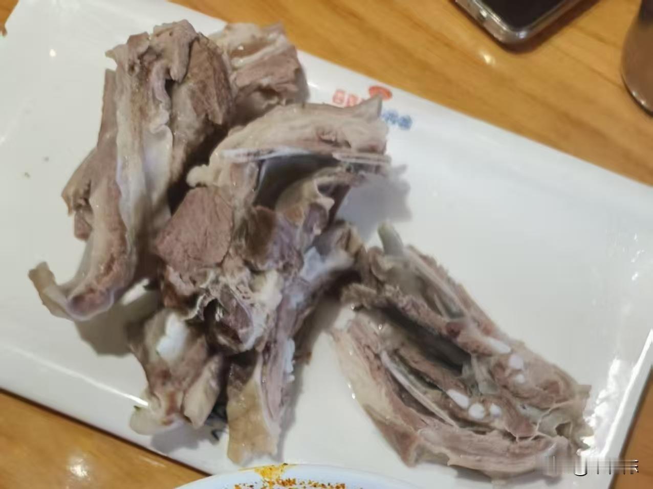 老公是地地道道的西北人，他吃饭有一个习惯，我一直不理解。吃肉的时候总要喝52