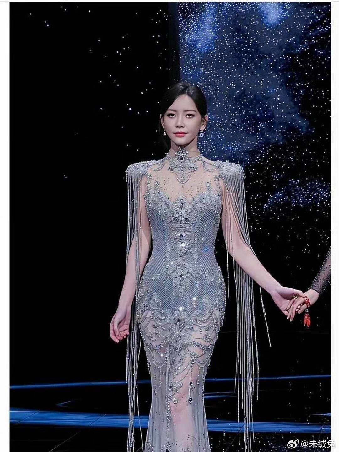 好麻烦的的礼服，但是真的好看...