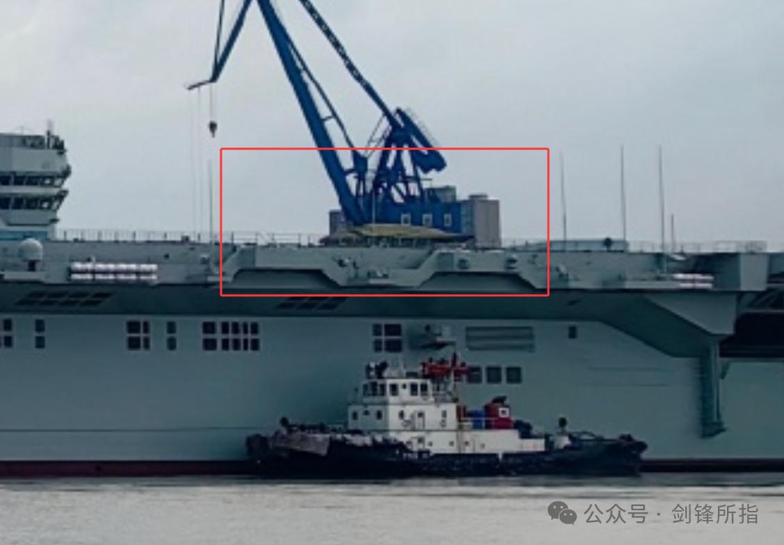 “四川舰”正式出坞，两架攻击-21现身，这次海试将实机弹射