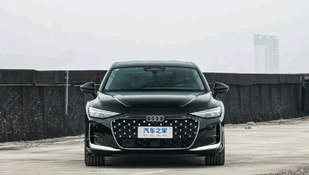 全新奥迪A6L实车到店，不愧是豪车市场“硬通货”。它这次由内而外全面升级，亮点超