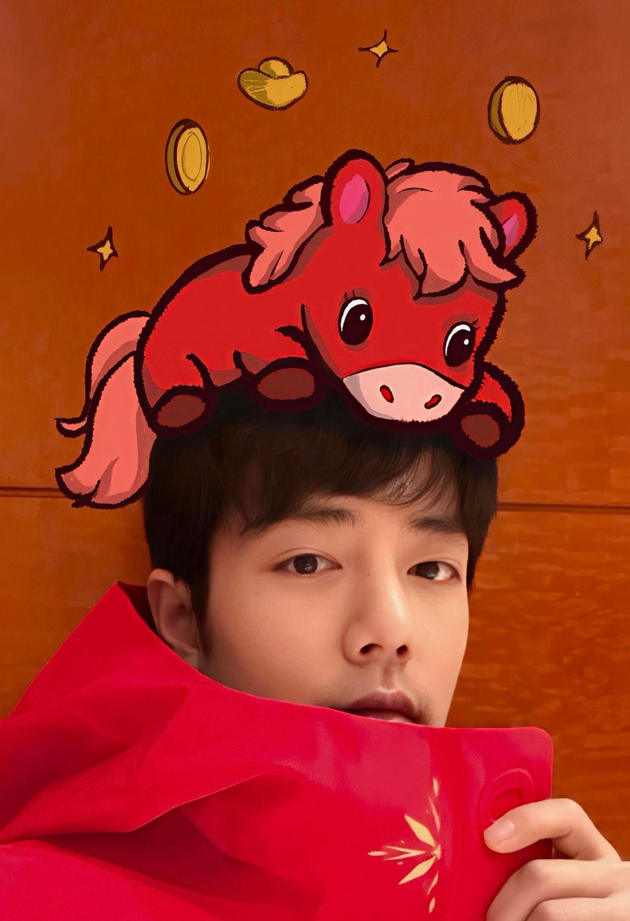 你以为肖战那只招财小红马是凭空捏造？错！它灵感竟来自他在剧组累瘫的瞬间。当