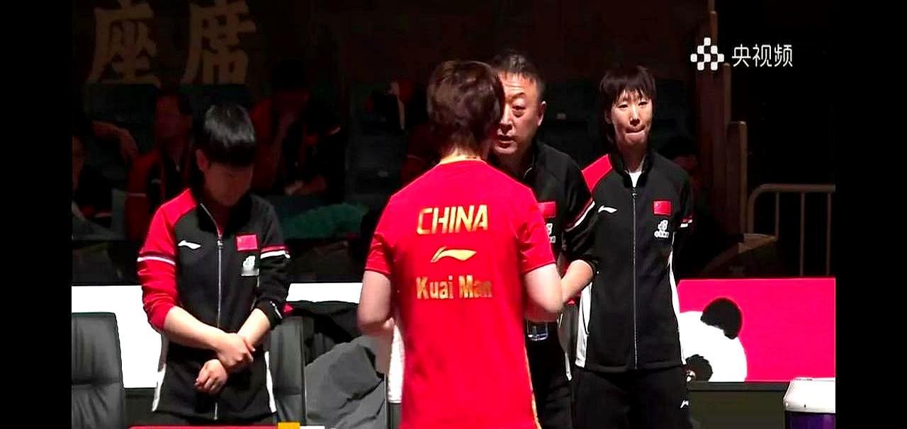 王曼昱和孙颖莎的脾气性格就是不一样。教练在旁边给别人讲球，王曼昱就一个人