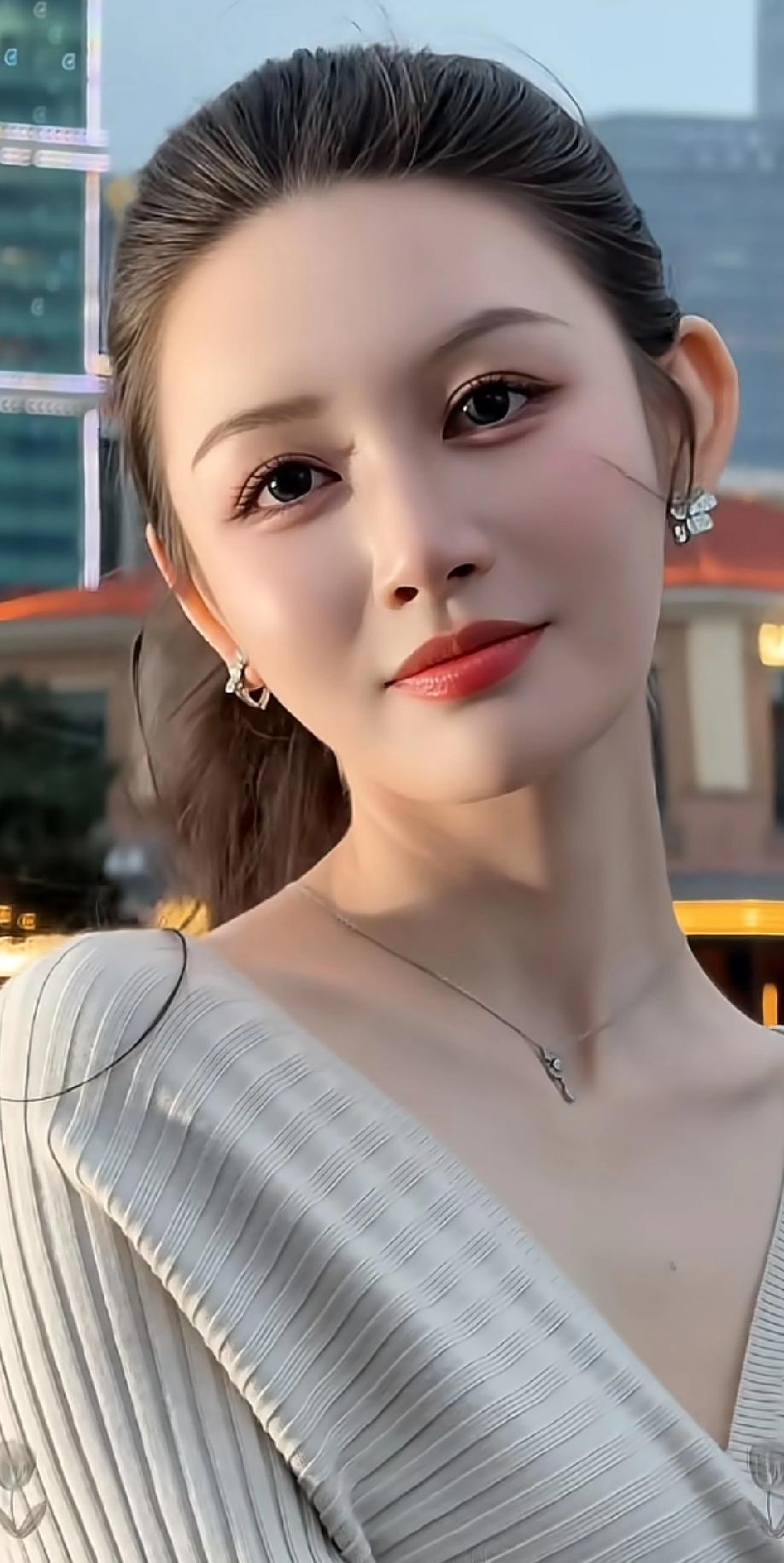 什么样的女人最令人着迷？车模群体里就有不少答案。像刘一琳，身高175cm，是新
