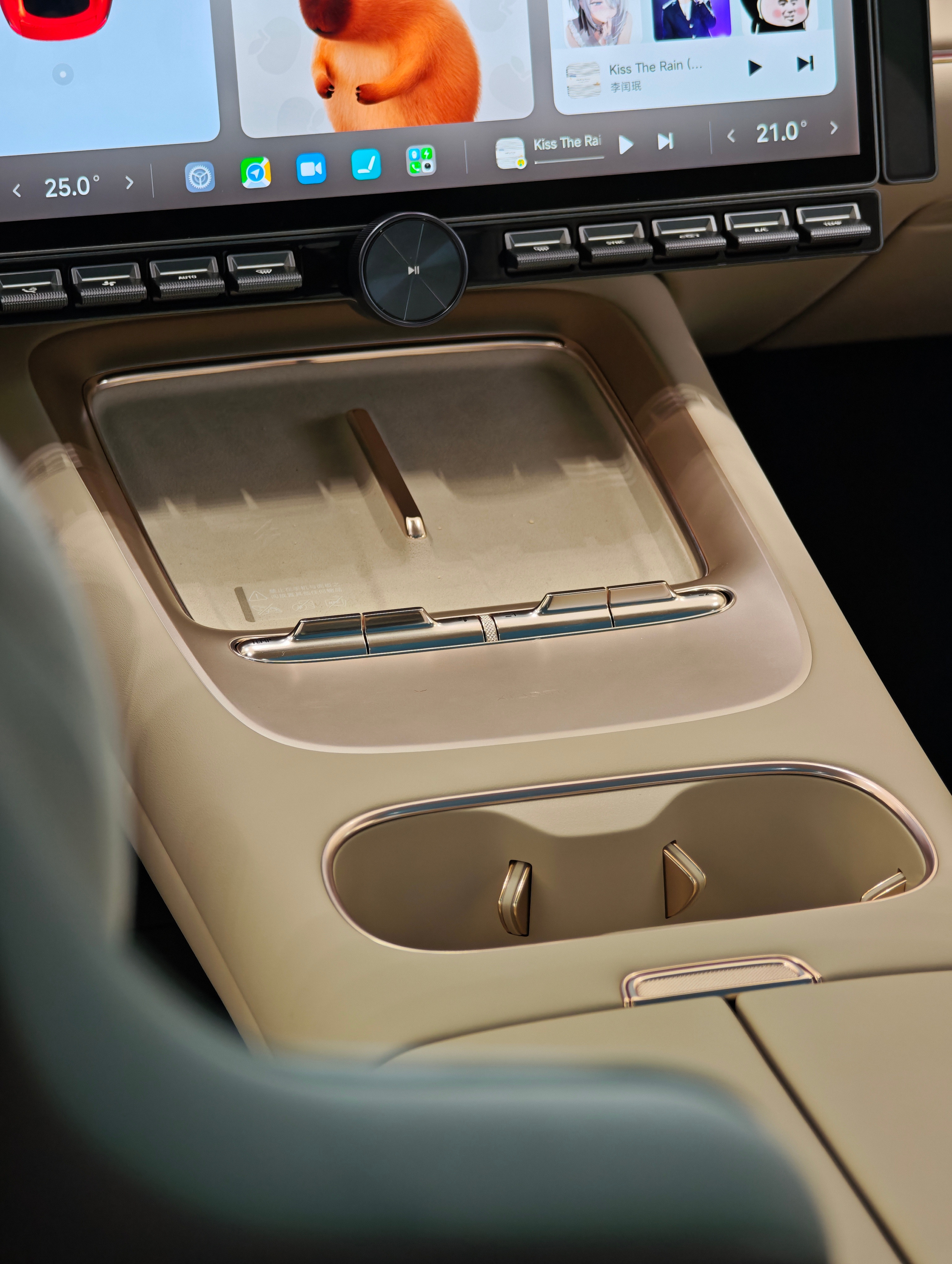 新款小米SU7质感的提升很明显，豪华气息更浓厚一些不过即便是周末，来看车的人也并