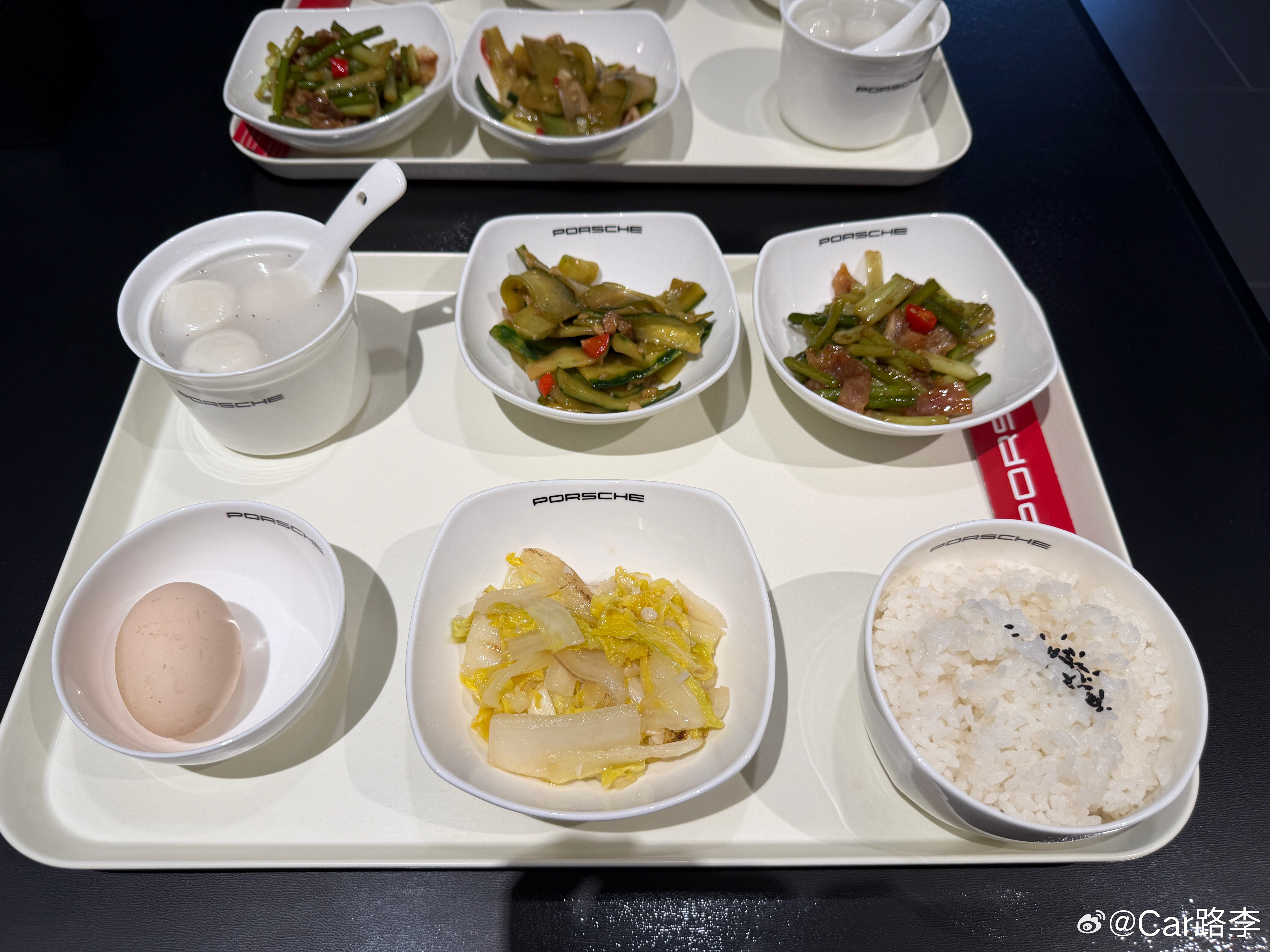 今年的第一颗汤圆是在保时捷吃的元宵节来保养，感觉午餐味道还不错但是花样上比原来