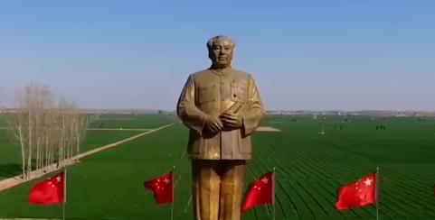 1993年12月，一尊3.7吨重的毛主席铜像从南京晨光机械厂启程，跨越四个省，运