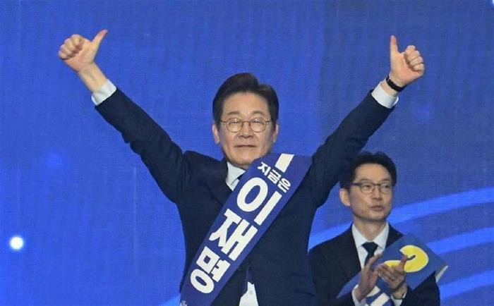 韩国代总统辞职国民力量党肯定是让他出来选了，不过目前看李在明优势太大了。​​​