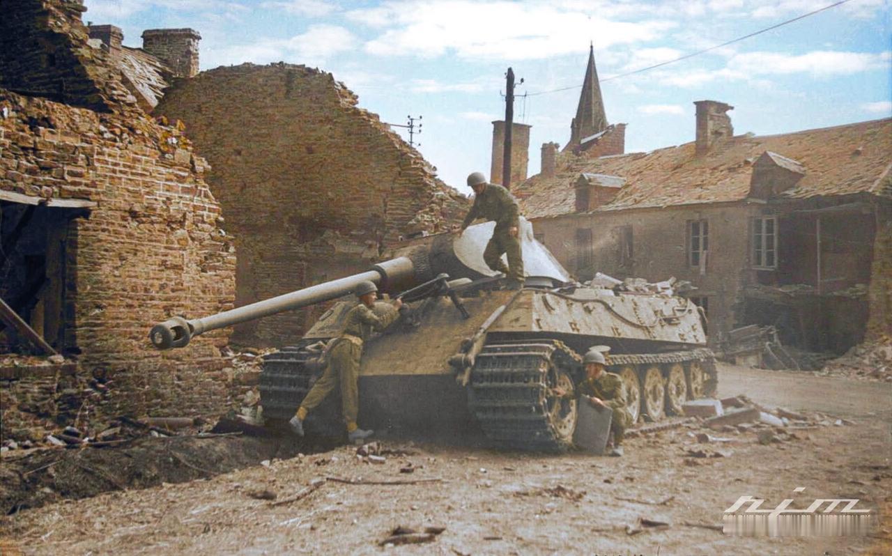 1944年8月10日士兵们在勒普莱西-格里穆尔检查一辆被击毁的虎王坦克。勒普