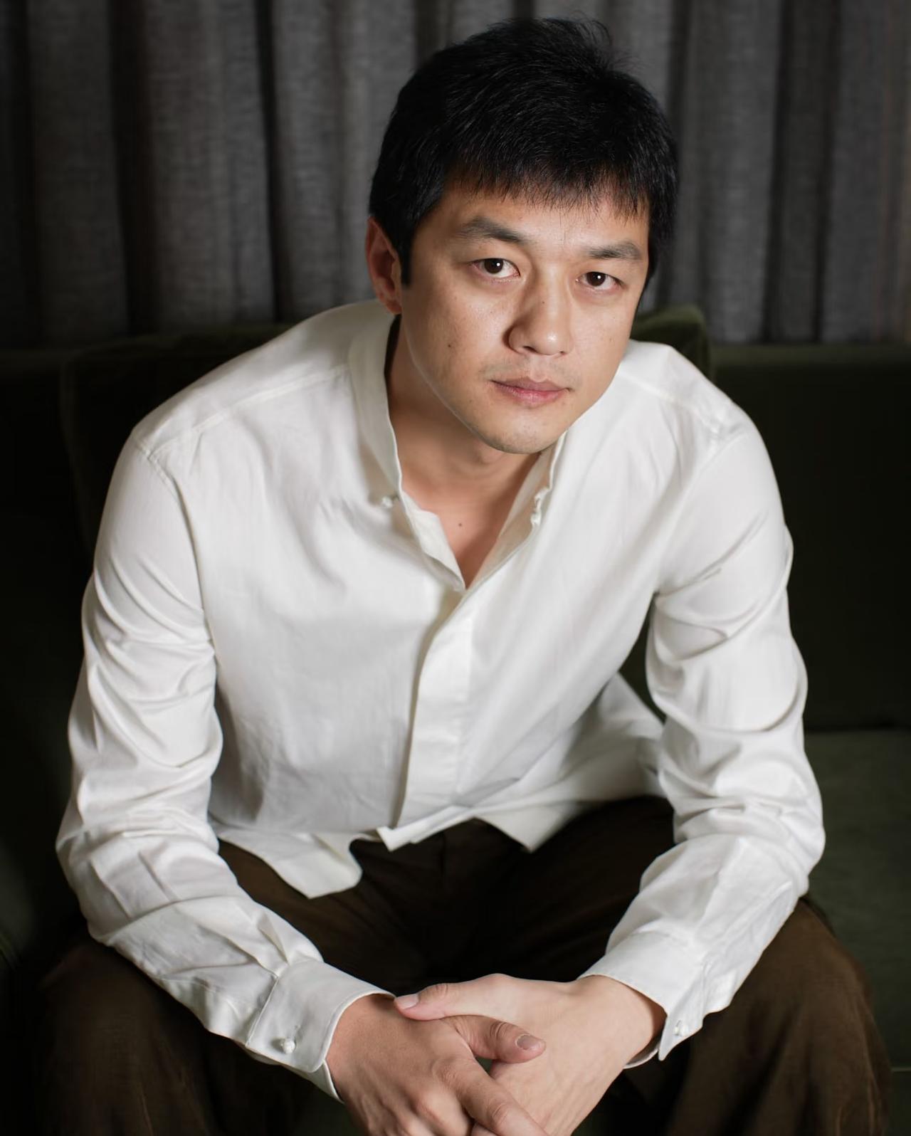 原来当年李亚鹏陪出来女友去中戏考表演，后来女朋友考上了，阴差阳错他也考上中戏表演