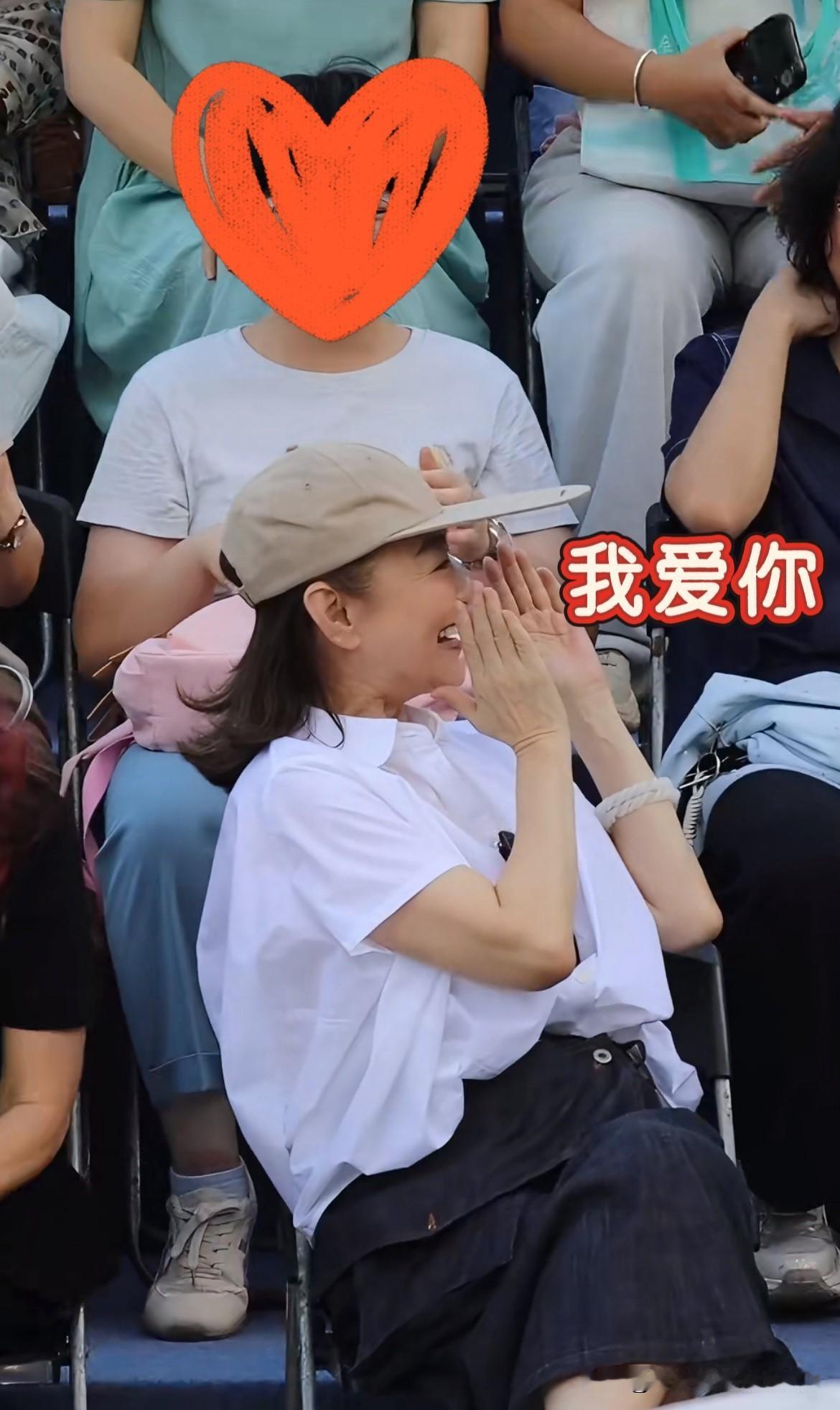 71岁林青霞现身江西，随性优雅风采依旧，和大家亲密互动毫无明星架子！江西会昌