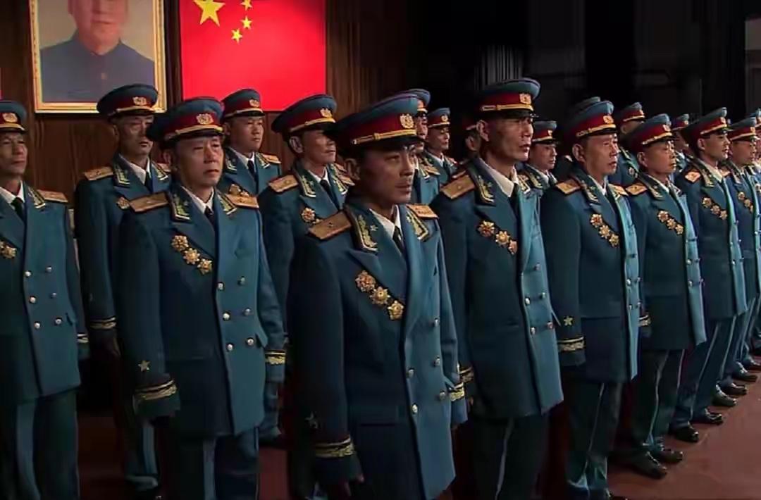 1955年那场怀仁堂的庆功宴上，毛主席从刚刚被授予上将军衔的许世友身边缓步走过，