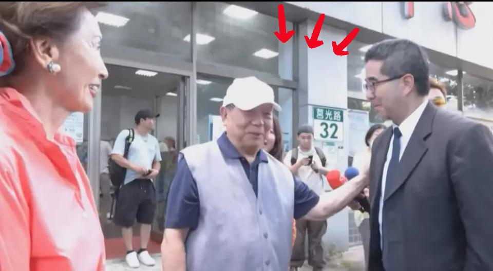 国民党主席选举投票现场藏着大看点！83岁的蒋孝严和79岁的黄美伦一现身，立马被镜