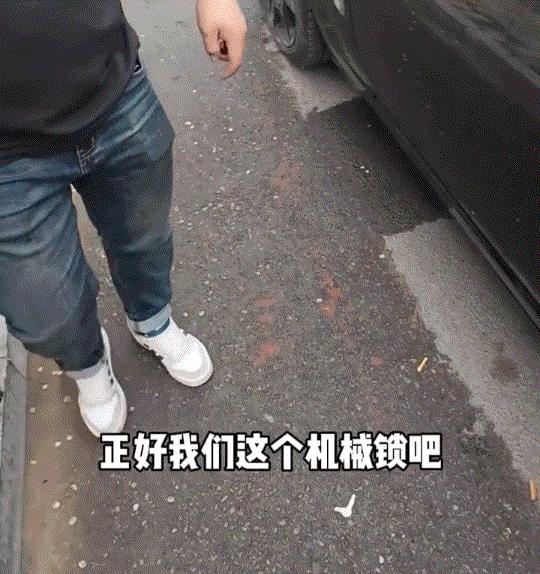 一男子的劳斯莱斯三个月没开了，这天男子去开车门时发现，车门锁都不见了，打不开车门