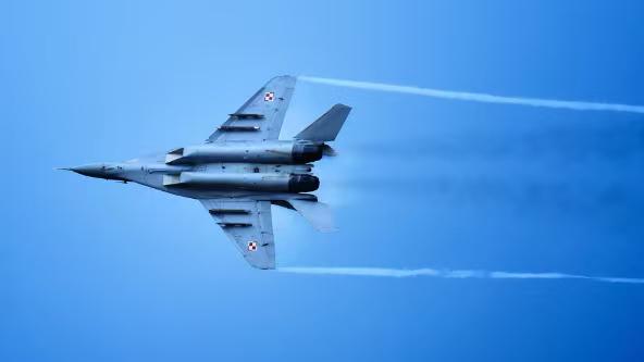 波兰开始挑衅俄罗斯！俄新社10月30日报道称，波兰国防部长宣布波兰的战斗机在