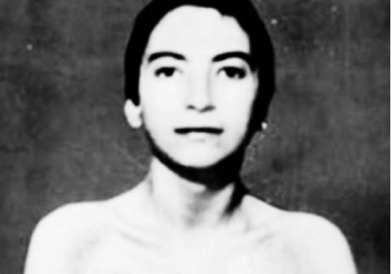 1942年，纳粹集中营内拍摄了一张令人不忍直视的照片，照片当中的犹太女被关在笼子