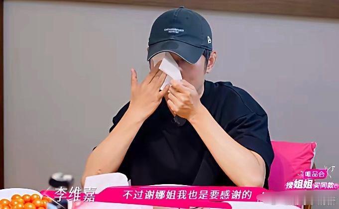 谢娜曾满脸感激地说：“李维嘉照顾了我20多年，从我来长沙算起，我俩是共患难过来的